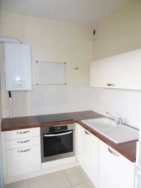 Location Appartement ANNONAY séjour avec accès sur une terrasse bien exposée offrant une vue dégagée