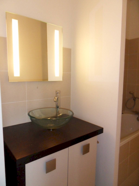 Location Appartement ANNONAY séjour avec accès sur une terrasse bien exposée offrant une vue dégagée
