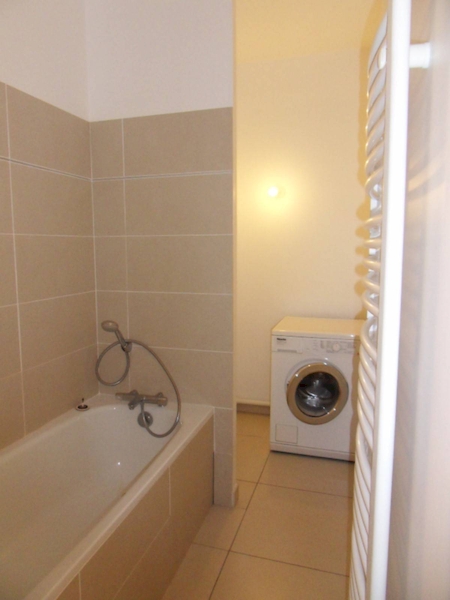 Location Appartement ANNONAY séjour avec accès sur une terrasse bien exposée offrant une vue dégagée