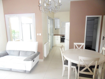 Location Appartement ANNONAY séjour avec accès sur une terrasse bien exposée offrant une vue dégagée