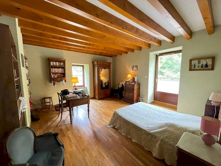 Propriété en Pierre avec 14 hectares de terrain à SAINT JULIEN VOCANCE