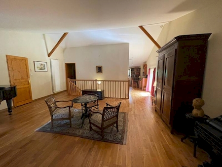 Propriété en Pierre avec 14 hectares de terrain à SAINT JULIEN VOCANCE