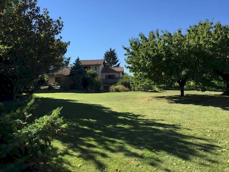 terrain clos et arboré peaugres