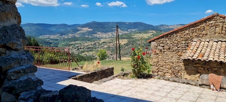 Propriété en pierre avec dépendances sur 16 hectares à VILLEVOCANCE