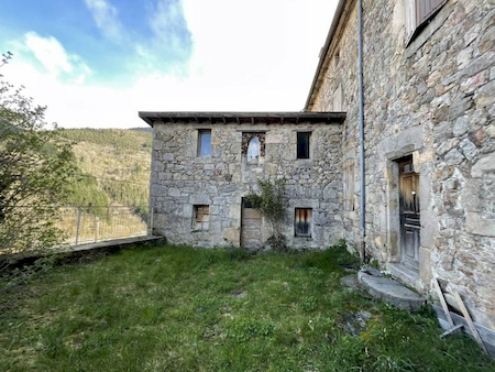 Bâtiment à réhabiliter 300m² à SAINT JULIEN VOCANCE