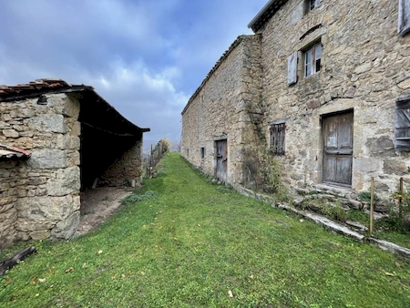 Propriété en pierre avec dépendances sur 16 hectares à VILLEVOCANCE