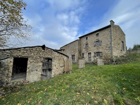 Propriété en pierre avec dépendances sur 16 hectares à VILLEVOCANCE