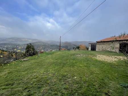 Propriété en pierre avec dépendances sur 16 hectares à VILLEVOCANCE