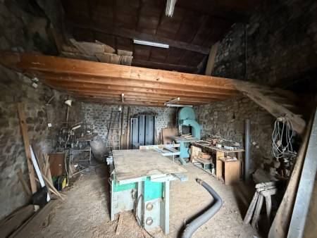 Ancienne ferme à réhabiliter sur la commune de Vanosc plus d'1,5 hectare de terrain