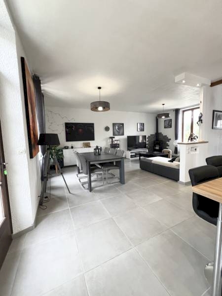 Maison 7 pièces 200m² avec piscine et dépendances à CHAMPAGNE