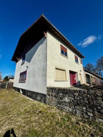 Maison sur sous sol avec garage double et terrain