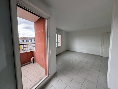 Appartement T4 de 80m² au dernier étage à Meyzieu, avec garage et balcon