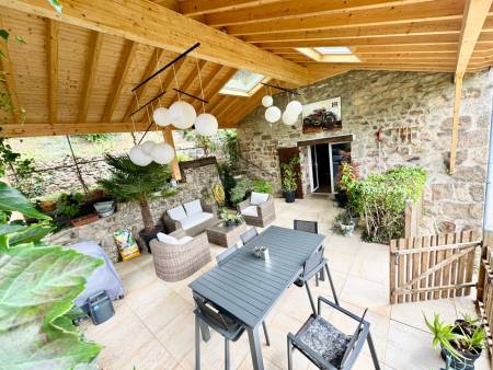 Au cœur de l’Ardèche Verte – Authentique maison en pierre avec dépendances et vue panoramique