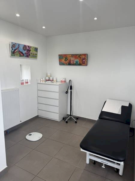 16.75 m² Local professionnel de 16.75m² avec une salle d'attente et un espace accueil partagé avec 2 autres praticiens