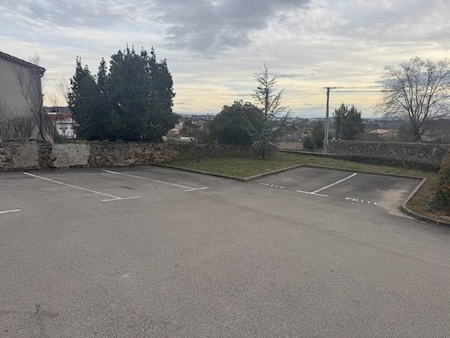 16.75 m² Local professionnel de 16.75m² avec une salle d'attente et un espace accueil partagé avec 2 autres praticiens