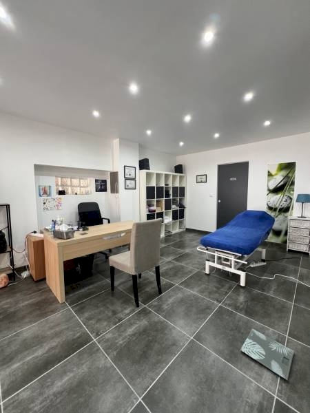 Maison 7 pièces 200m² avec piscine et dépendances à CHAMPAGNE