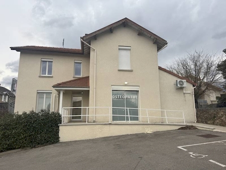 16.75 m² Local professionnel de 16.75m² avec une salle d'attente et un espace accueil partagé avec 2 autres praticiens