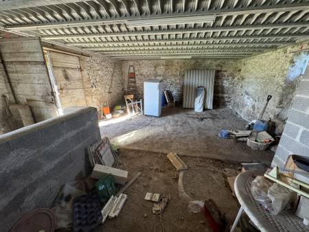 Propriété en pierre avec potentiel de rénovation à ROIFFIEUX