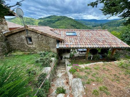 Au cœur de l’Ardèche Verte – Authentique maison en pierre avec dépendances et vue panoramique