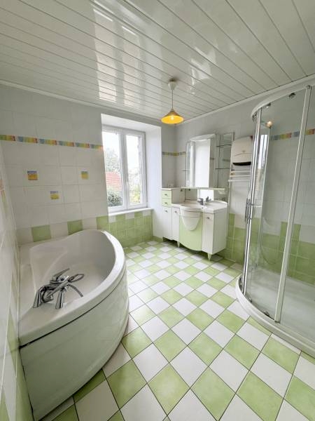 Maison en pierre avec terrain de 1126m² à Peaugres