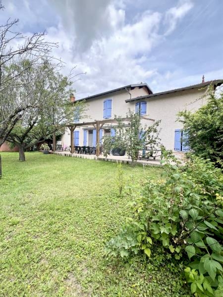 Maison 7 pièces 200m² avec piscine et dépendances à CHAMPAGNE