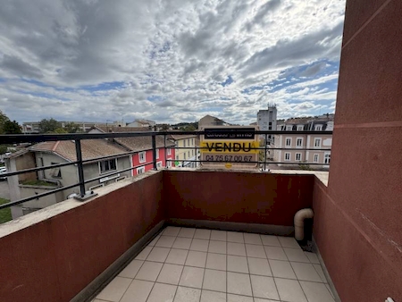 Appartement T4 de 80m² au dernier étage à Meyzieu, avec garage et balcon