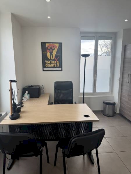 16.75 m² Local professionnel de 16.75m² avec une salle d'attente et un espace accueil partagé avec 2 autres praticiens