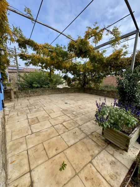 Maison en pierre avec terrain de 1126m² à Peaugres