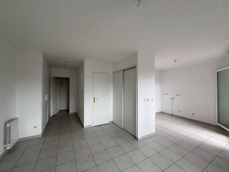 Appartement T4 de 80m² au dernier étage à Meyzieu, avec garage et balcon