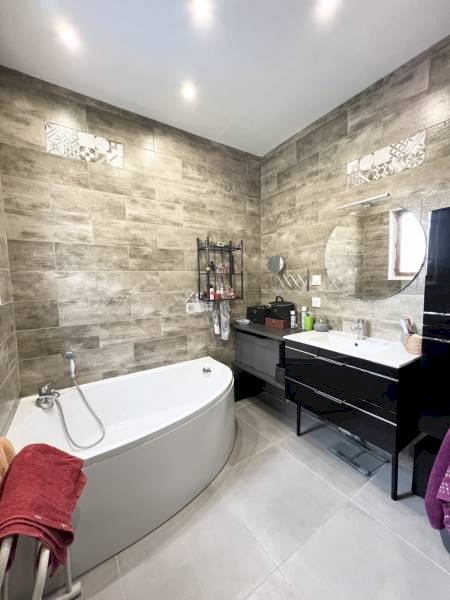 Maison 7 pièces 200m² avec piscine et dépendances à CHAMPAGNE