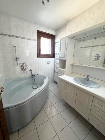 Maison sur sous sol avec garage double et terrain