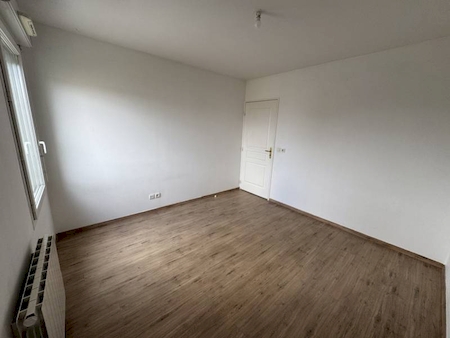 Appartement T4 de 80m² au dernier étage à Meyzieu, avec garage et balcon