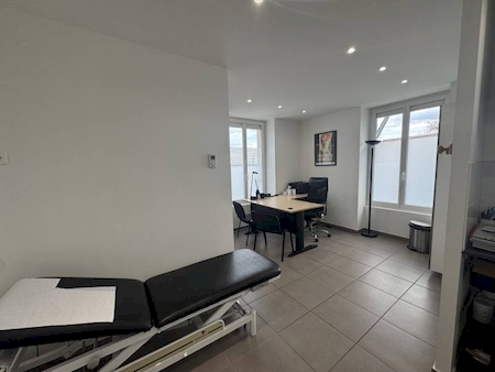 16.75 m² Local professionnel de 16.75m² avec une salle d'attente et un espace accueil partagé avec 2 autres praticiens
