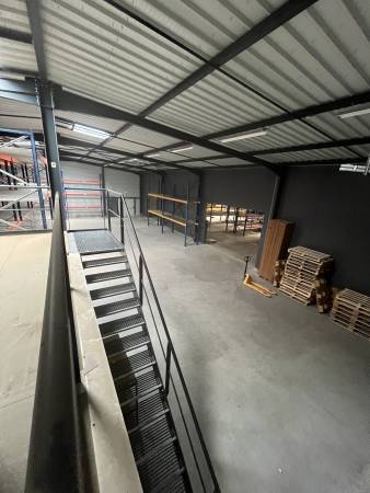 Local Commercial 600m² à DAVEZIEUX