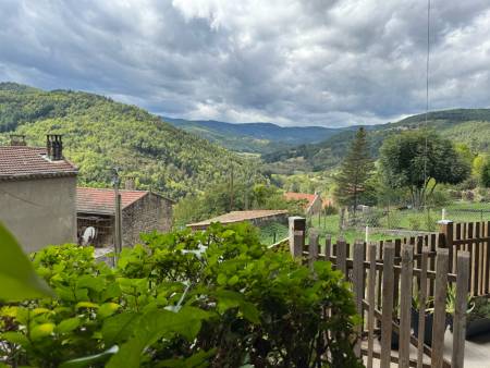 Au cœur de l’Ardèche Verte – Authentique maison en pierre avec dépendances et vue panoramique