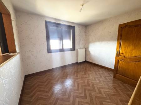 Maison sur sous sol avec garage double et terrain