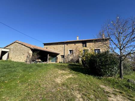 Propriété en pierre avec potentiel de rénovation à ROIFFIEUX