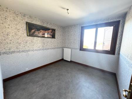 Maison sur sous sol avec garage double et terrain