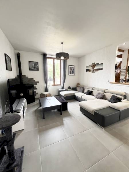 Maison 7 pièces 200m² avec piscine et dépendances à CHAMPAGNE