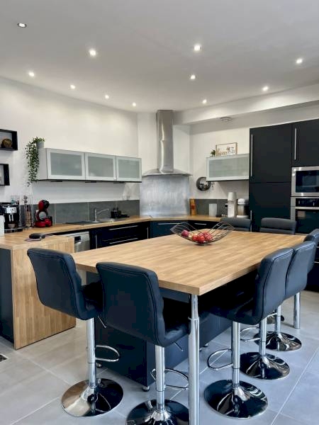 Maison 7 pièces 200m² avec piscine et dépendances à CHAMPAGNE