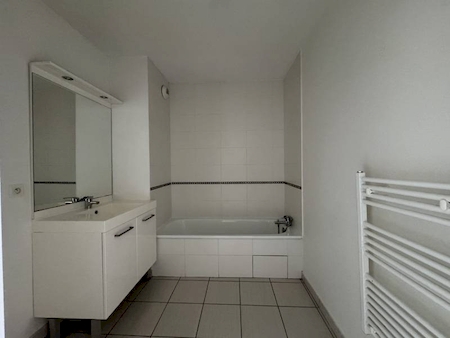Appartement T4 de 80m² au dernier étage à Meyzieu, avec garage et balcon