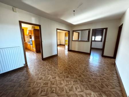 Maison sur sous sol avec garage double et terrain